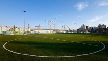 Φωτογραφία που δείχνει το κέντρο ενός ποδοσφαιρικού γηπέδου